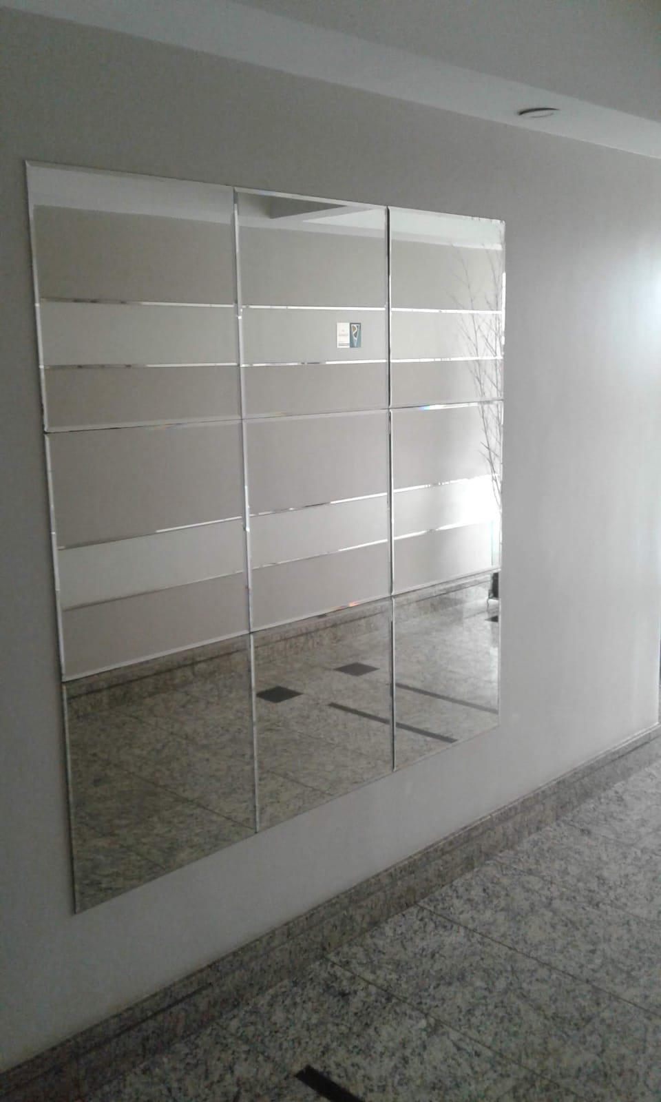 Espelho decorativo cobrindo a parede de um ambiente