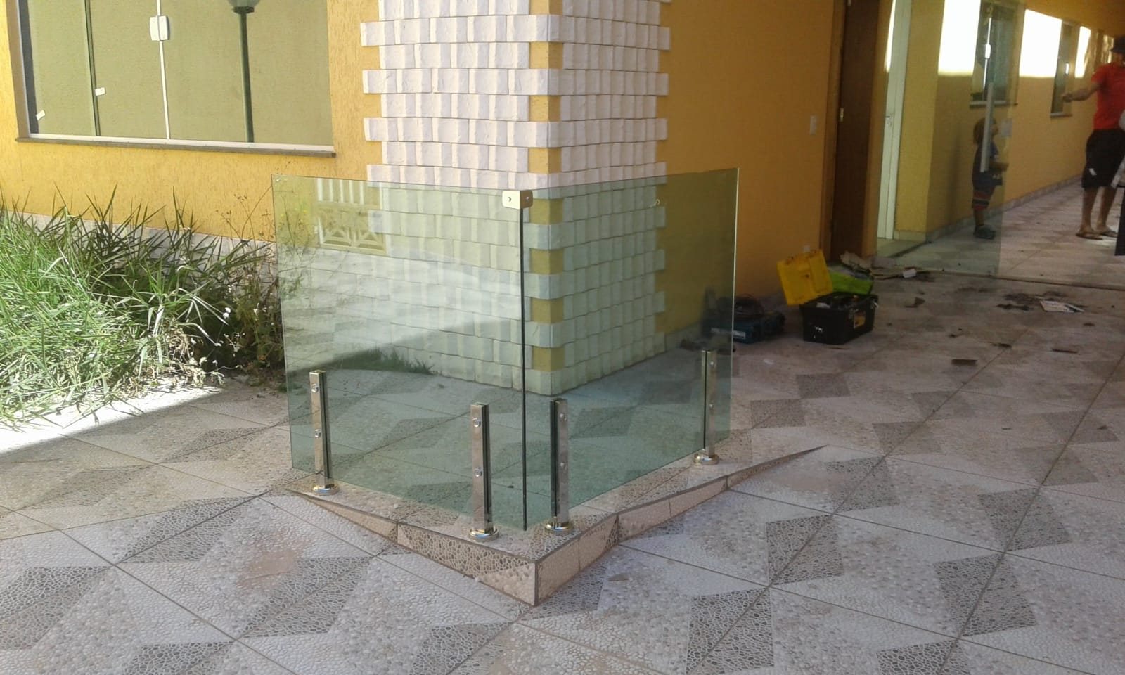 Guarda-corpo de vidro instalado pela WBF em uma varanda