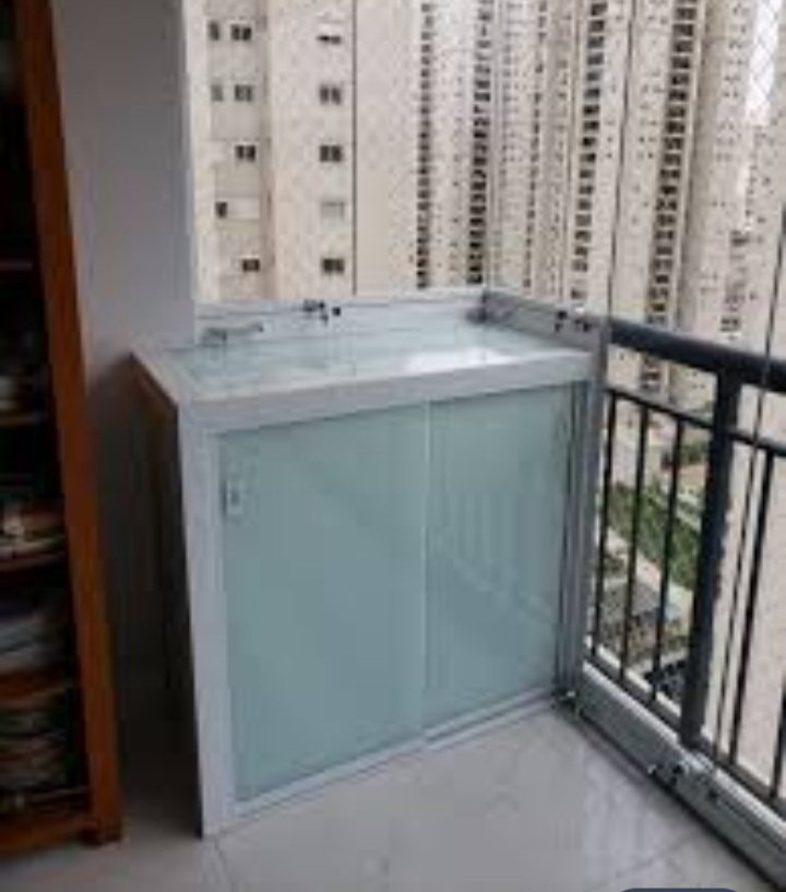 Sacada de apartamento com fechamento em vidro